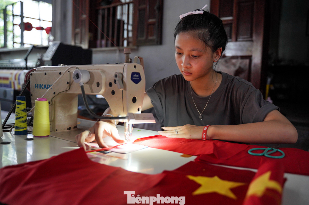 Nơi đây nổi tiếng là làng may cờ Tổ quốc lớn nhất Hà Nội, gắn liền với những sự kiện trọng đại của dân tộc.