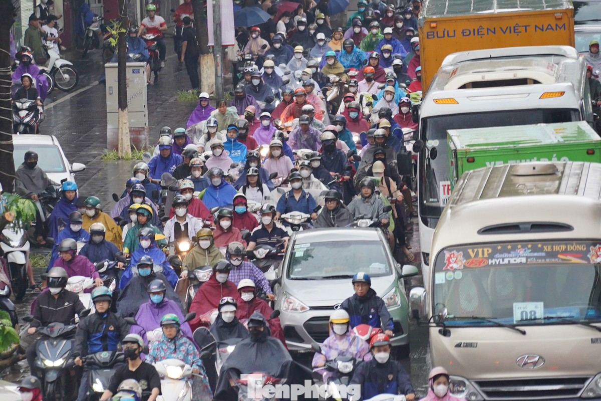 Xe máy và ôtô hoà lẫn vào nhau.