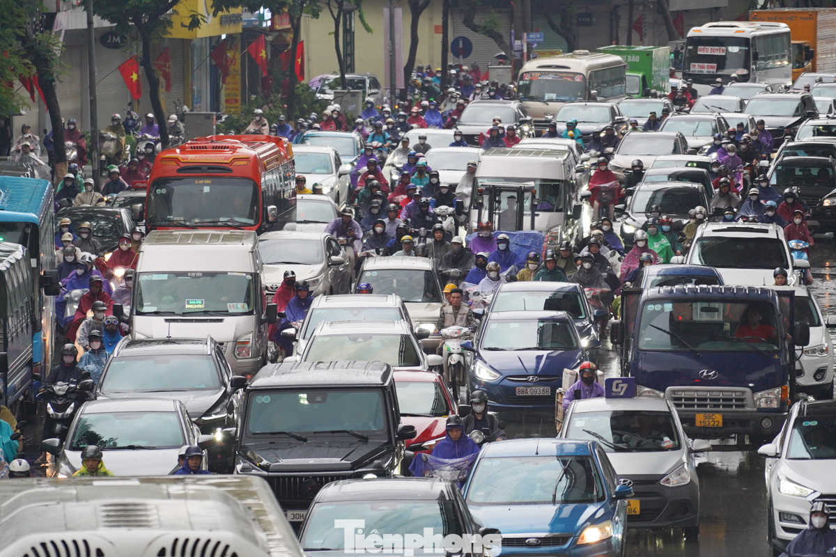 Mưa lớn kèm tắc cứng khiến việc đi lại của người dân càng chật vật hơn.