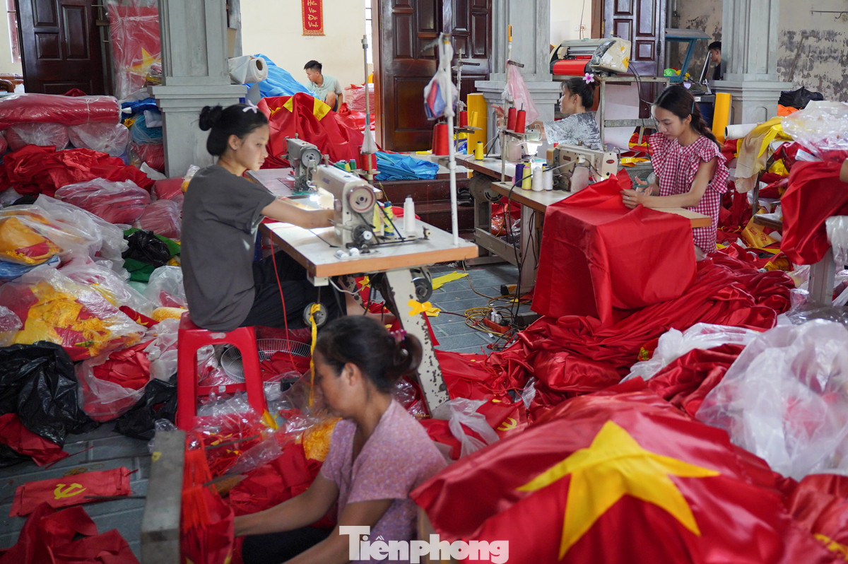 Tại làng Từ Vân, có nhiều gia đình đã truyền nghề may cờ Tổ quốc qua 4 thế hệ. Công việc này không chỉ mang lại thu nhập ổn định mà còn là niềm tự hào, gắn kết họ với truyền thống làng nghề thiêng liêng.