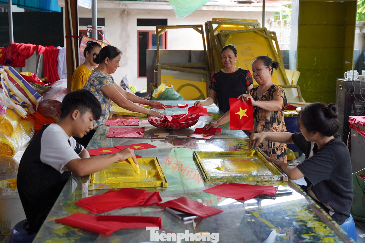 Theo người dân làng Từ Vân, trước đây để sản xuất ra được một lá cờ mất rất nhiều thời gian. Tuy nhiên hiện nay nhiều xưởng đã áp dụng máy móc tiên tiến và được lập trình bằng máy tính nên độ chính xác và năng suất cao hơn. Đối với những lá cờ khổ lớn dùng để treo trên các đảo, việc lựa chọn chất liệu vải ngay từ đầu là vô cùng quan trọng, bởi chúng phải chịu được điều kiện thời tiết khắc nghiệt như nắng và gió biển. Mọi công đoạn, từ chọn vải, cắt may, in ấn đến hoàn thiện đều cần được thực hiện tỉ mỉ để đảm bảo độ bền và chất lượng của lá cờ.