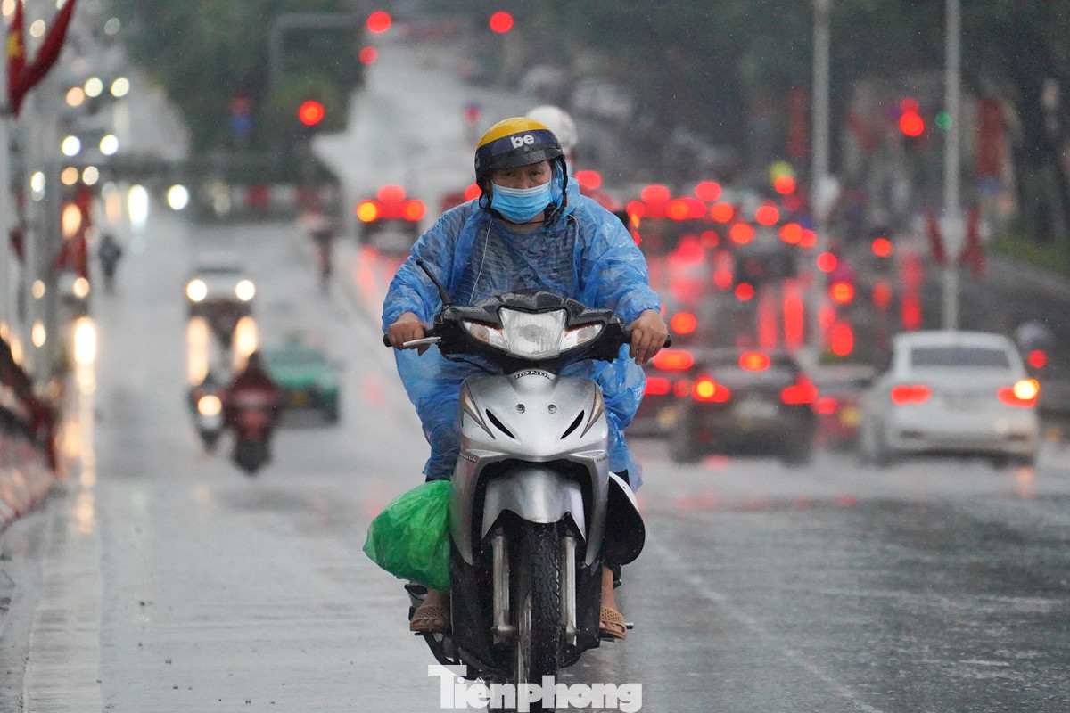 Do ảnh hưởng của rãnh áp thấp kết hợp với vùng hội tụ gió trên cao nên đêm qua và sáng sớm nay (23/8), miền Bắc có mưa rào và dông, cục bộ có nơi mưa to đến rất to, riêng phía Đông Bắc Bộ và Hòa Bình có mưa vừa, mưa to, có nơi mưa rất to.