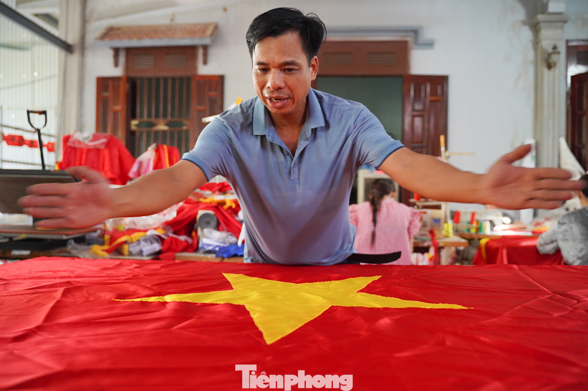 Chia sẻ với Tiền Phong, ông Nguyễn Văn Phục - một trong những hộ kinh doanh lâu năm tại làng Tứ Vân cho biết, thị trường cờ năm nay đang rất sôi động, đặc biệt gần ngày 2/9. Tại cơ sở của ông, các nhân viên phải tăng ca để đáp ứng đủ nhu cầu của thị trường. "Từ việc cắt vải theo nhiều kích thước khác nhau, đến in hình ngôi sao, thêu và may hoàn thiện... mỗi công đoạn đều được chúng tôi thực hiện tỉ mỉ, chứa đựng tâm huyết của người dân làng nghề", ông Phục nói.