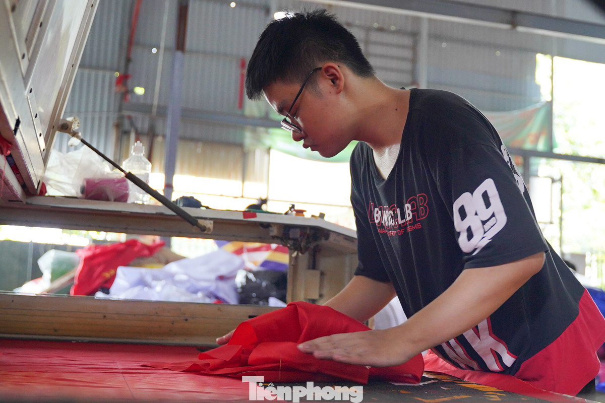 Theo người dân làng Từ Vân, trước đây để sản xuất ra được một lá cờ mất rất nhiều thời gian. Tuy nhiên hiện nay nhiều xưởng đã áp dụng máy móc tiên tiến và được lập trình bằng máy tính nên độ chính xác và năng suất cao hơn. Đối với những lá cờ khổ lớn dùng để treo trên các đảo, việc lựa chọn chất liệu vải ngay từ đầu là vô cùng quan trọng, bởi chúng phải chịu được điều kiện thời tiết khắc nghiệt như nắng và gió biển. Mọi công đoạn, từ chọn vải, cắt may, in ấn đến hoàn thiện đều cần được thực hiện tỉ mỉ để đảm bảo độ bền và chất lượng của lá cờ.