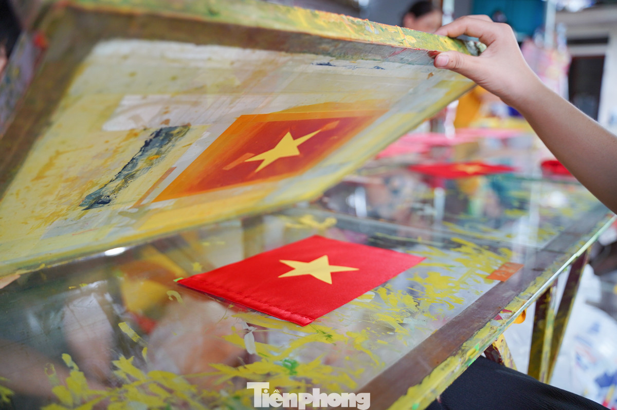 Chiếc khuôn in lá cờ không chỉ là công cụ sản xuất, mà còn là biểu tượng của lòng yêu nước, niềm tự hào dân tộc.