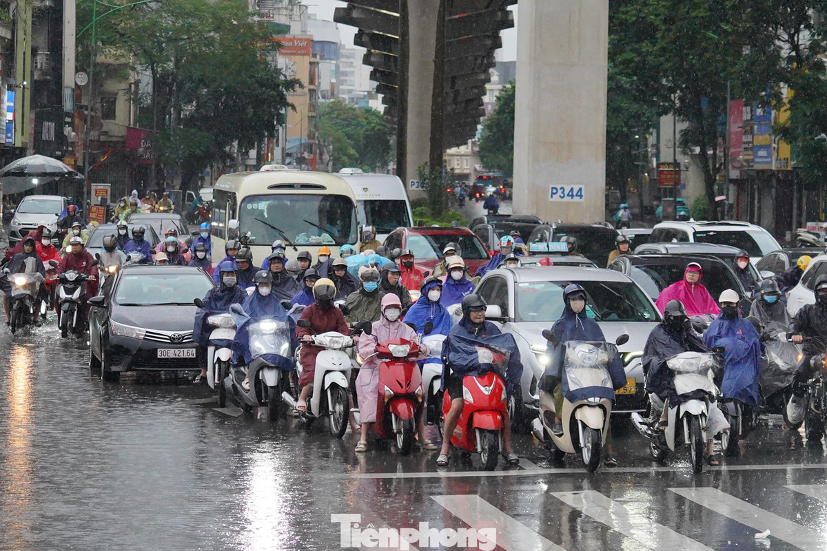 Đến sáng nay (23/8), do cơn mưa kéo dài từ đêm qua khiến các tuyến phố nội đô Hà Nội tắc cứng. Vào khung giờ cao điểm đi làm, hình ảnh từng dòng phương tiện chậm chạp di chuyển xuất hiện khắp phố Hà Nội.