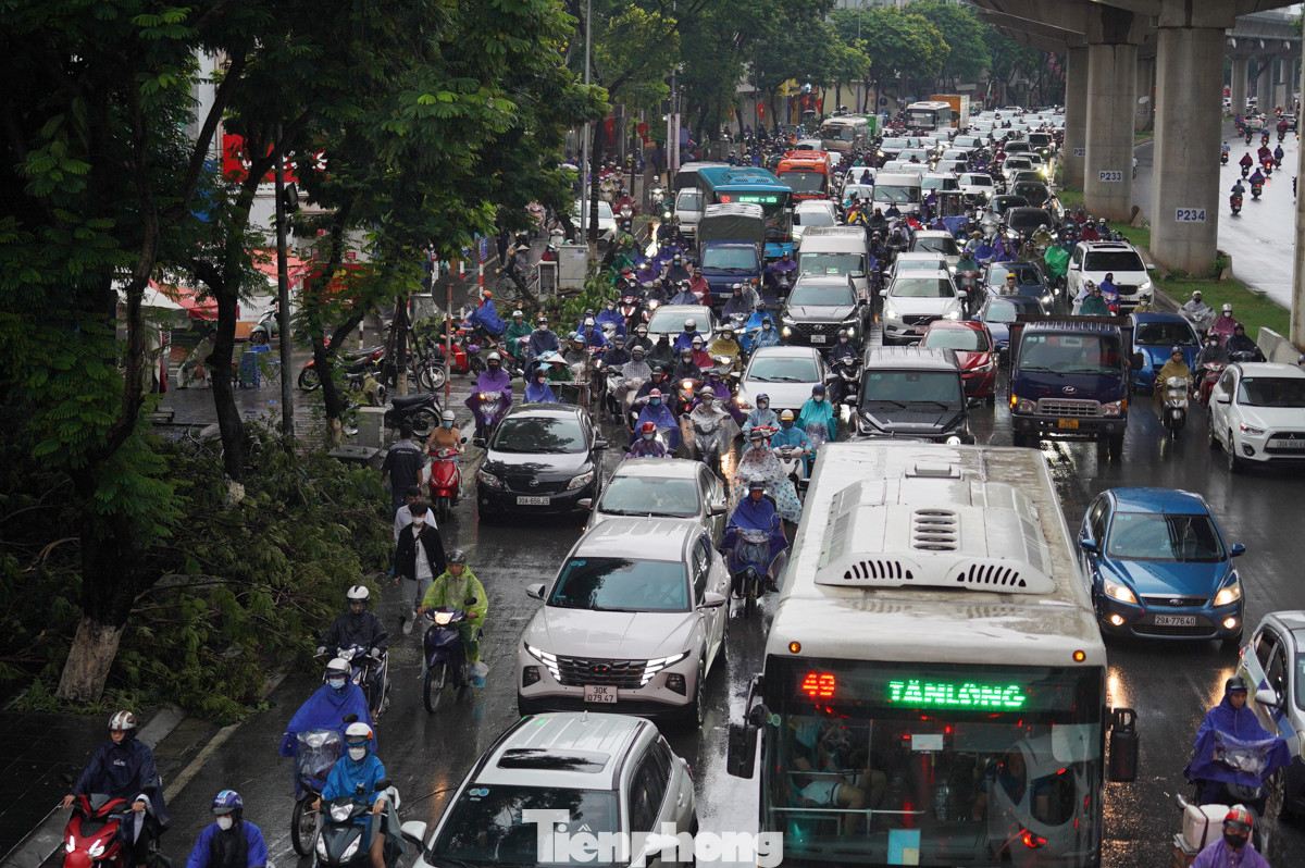 Hình ảnh người dân “nhích từng bước” trên đường Hồ Tùng Mậu lúc hơn 8 giờ.