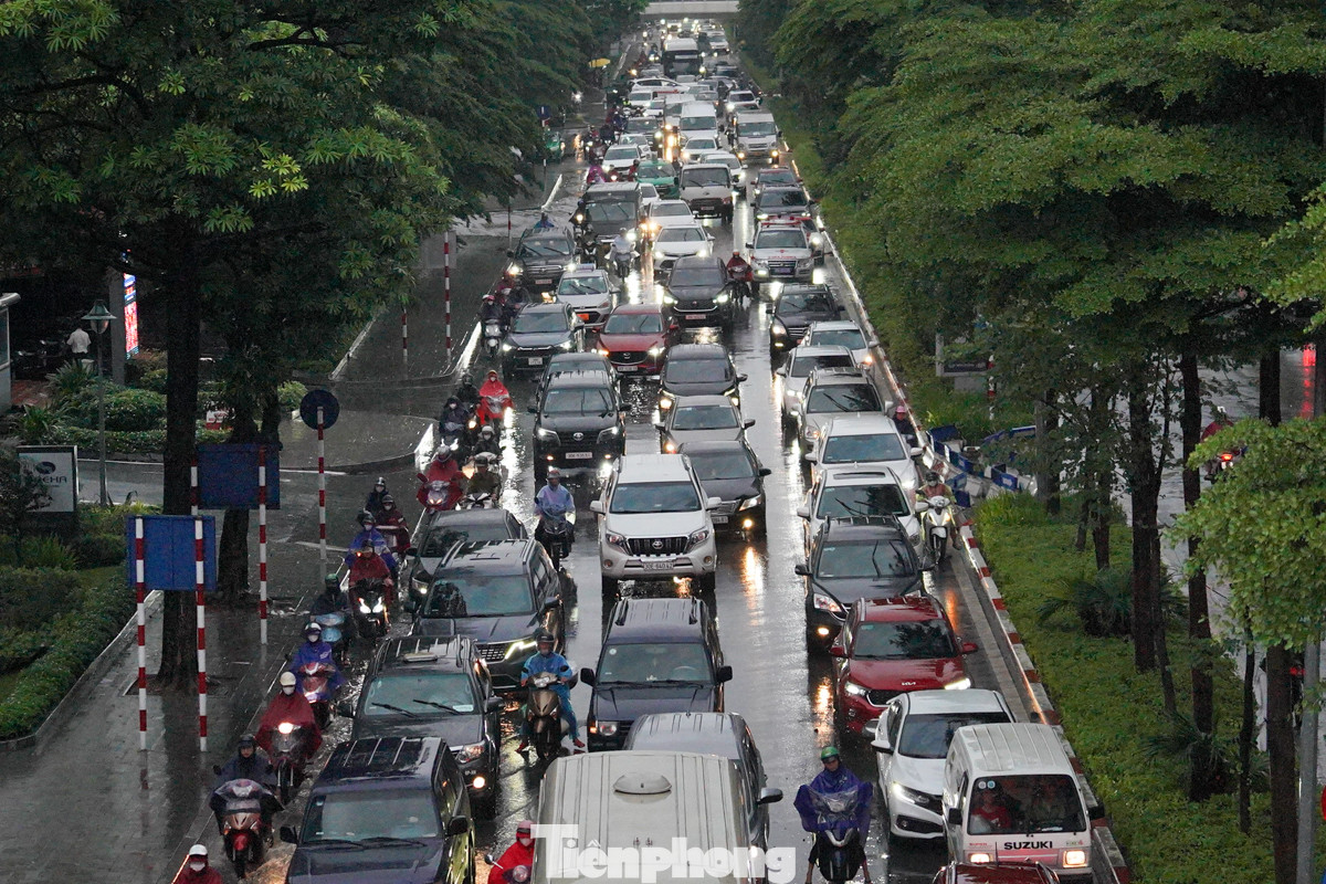 Đường Đào Tấn tắc cứng lúc hơn 7 giờ sáng, các phương tiện di chuyển chậm dưới cơn mưa.