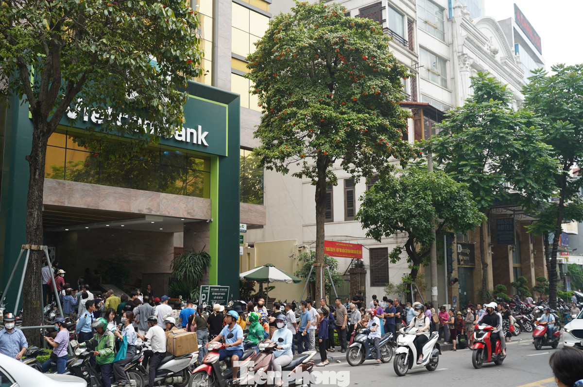 Tương tự, tại chi nhánh Ngân hàng Vietcombank phố Láng Hạ người dân xếp thành hàng dài tràn ra đường. "Tôi có mặt ở đây từ lúc 5h mà đã rất đông rồi, hôm nay tôi mua 2 cây vàng cho con trai lấy vợ", chị Nguyễn Thị Quỳnh (Cầu Giấy) chia sẻ. Tương tự, tại chi nhánh Ngân hàng Vietcombank phố Láng Hạ người dân xếp thành hàng dài tràn ra đường. "Tôi có mặt ở đây từ lúc 5h mà đã rất đông rồi, hôm nay tôi mua 2 cây vàng cho con trai lấy vợ", chị Nguyễn Thị Quỳnh (Cầu Giấy) chia sẻ.