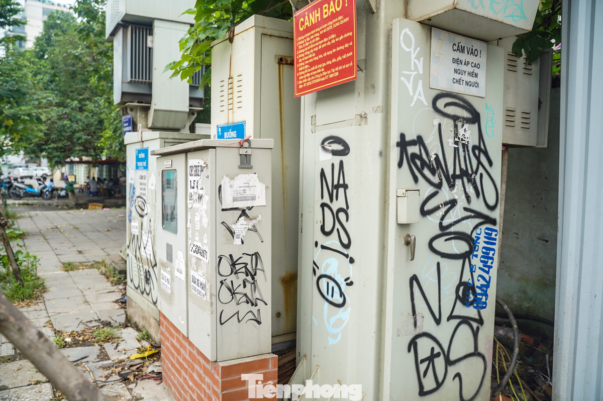 Những chiếc tủ điện cũng không thoát. Theo tìm hiểu, cách vẽ này được giới trẻ biết đến với cái tên Graffiti (hay còn gọi là tranh phun sơn, nghệ thuật đường phố). Đây là hình thức nghệ thuật sử dụng sơn phun, bút lông, hoặc các công cụ khác để vẽ lên các bề mặt phẳng rộng như tường nhà, cửa cuốn, cầu cống, ga tàu điện ngầm...
