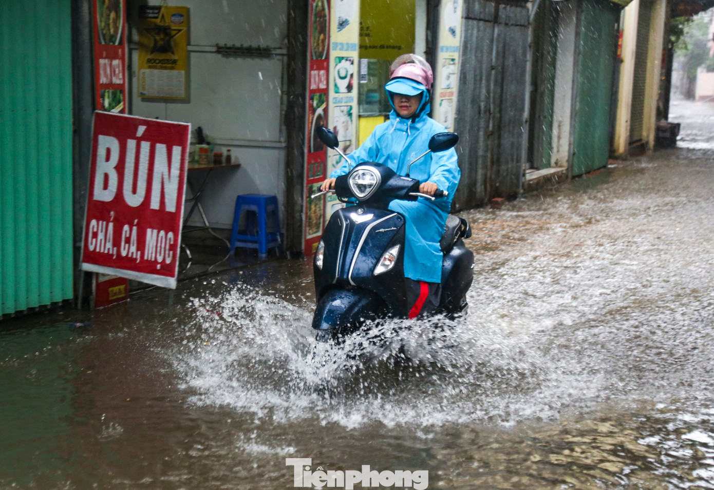 Sáng 5/6, mưa lớn kéo dài nhiều giờ đã khiến một số tuyến đường tại Thủ đô ngập úng.