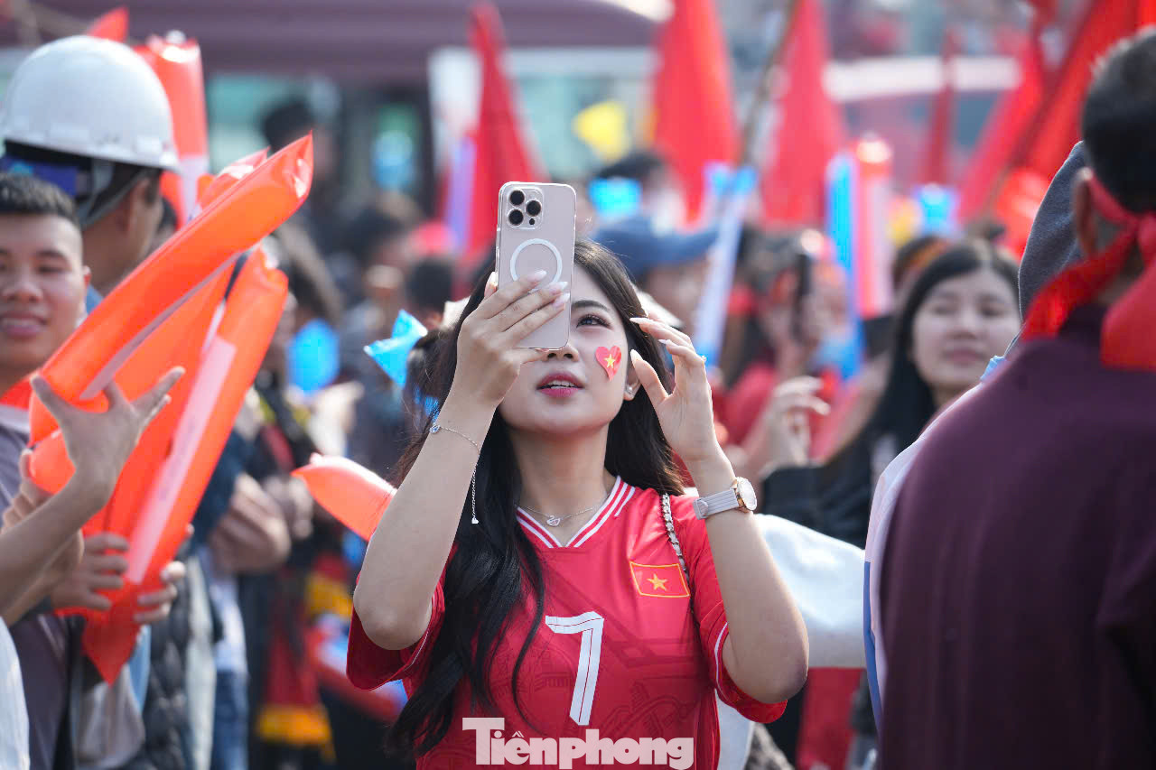 Từ rất sớm đã có rất nhiều người hâm mộ có mặt tại quanh khu vực sân bay Nội Bài để chào đón đội tuyển Việt Nam trở về sau chức vô địch ASEAN Cup 2024.