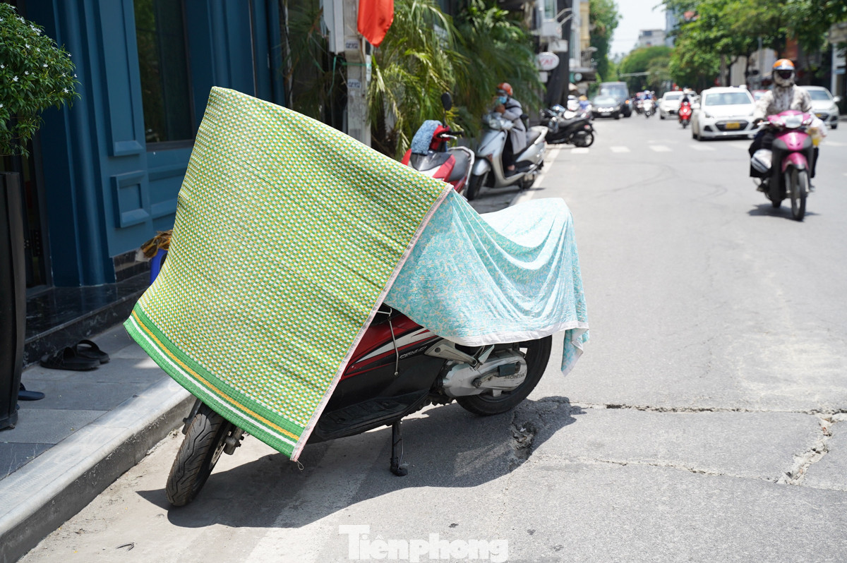 Chiếc xe máy được trùm kín.