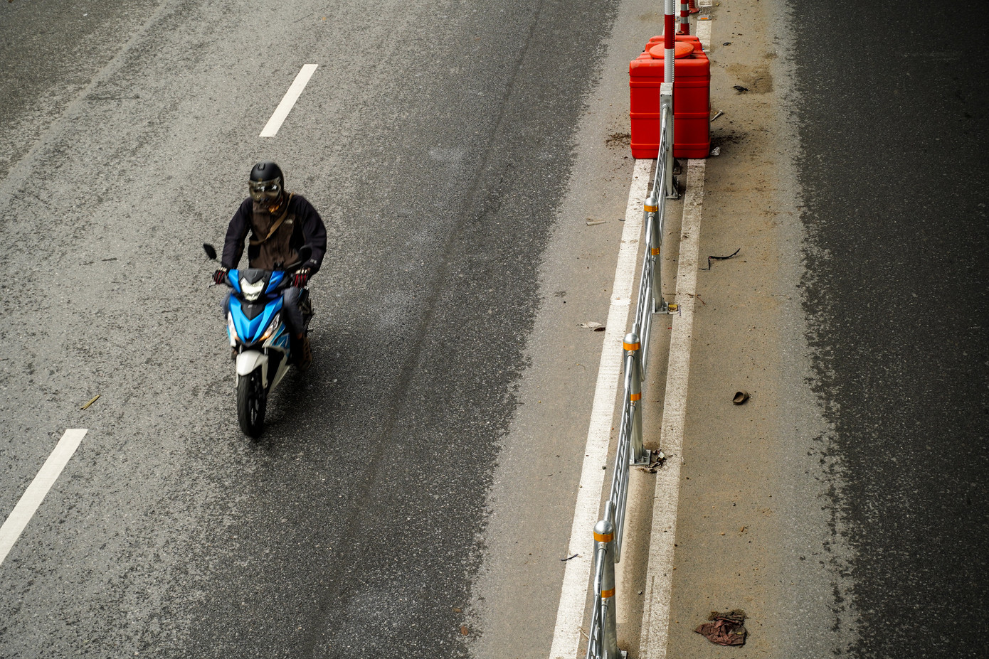 "Tôi thấy việc lắp đặt dải phân cách trên đường Phạm Văn Đồng đã giảm được ùn tắc giao thông phần nào", anh Nghĩa (quận Cầu Giấy) cho hay.