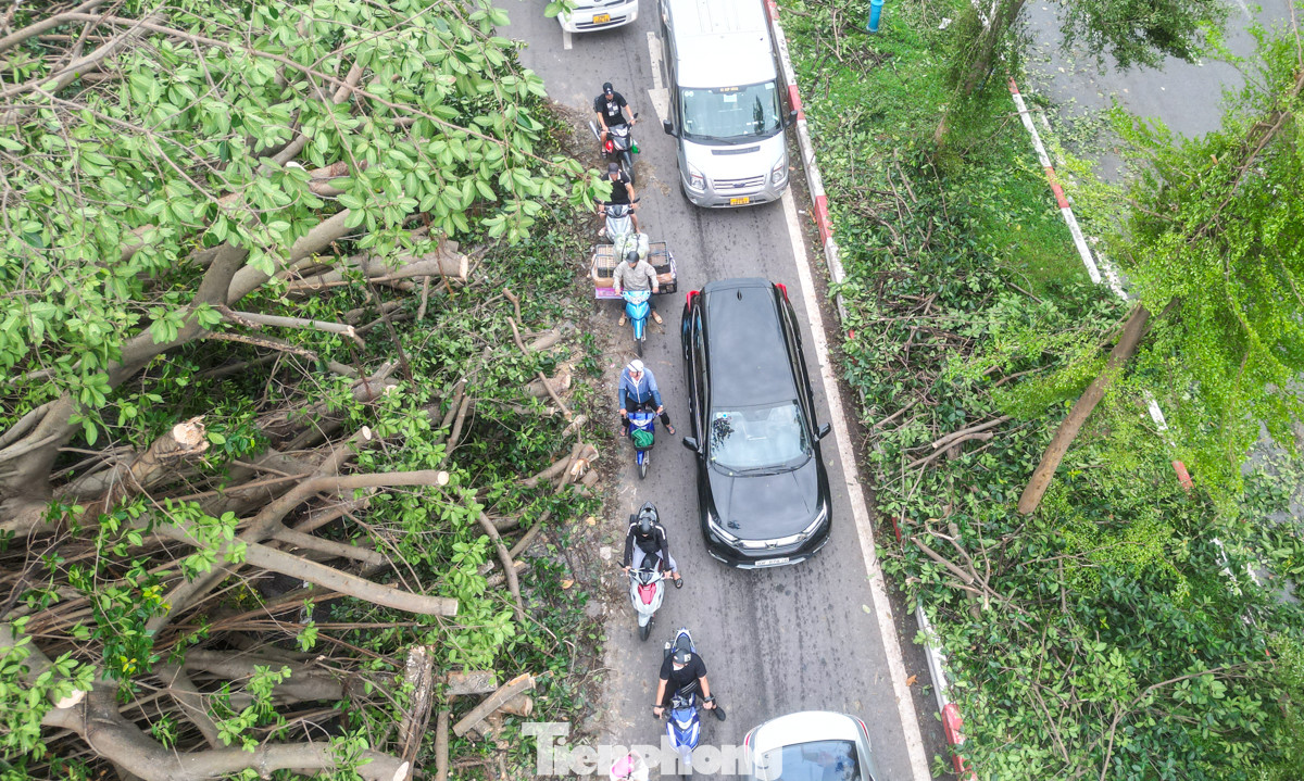 Lối đi chính bị hẹp, hàng dài xe phải leo lên vỉa hè mong thoát tắc