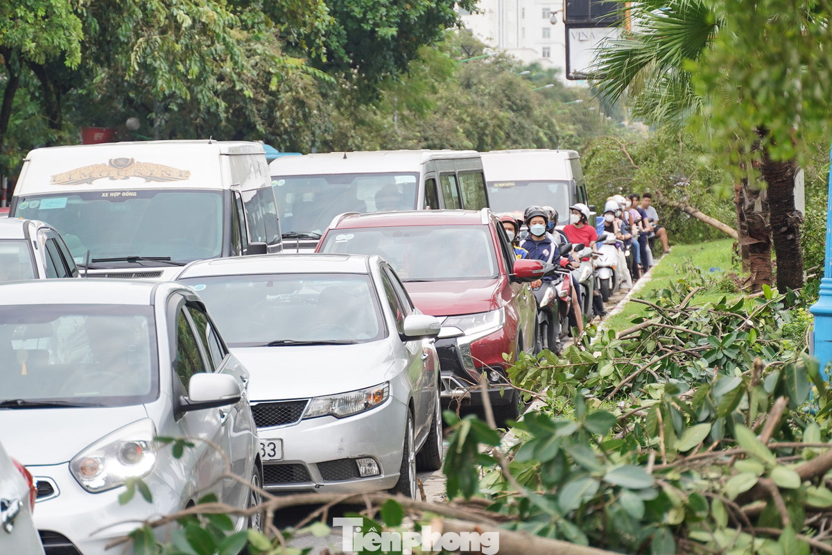Dù chưa đến 7h, xe cộ trên đường Hoàng Quốc Việt đã nối đuôi nhau di chuyển chầm chậm, tiếng còi xe inh ỏi. “Tôi phải mất gần 1 tiếng đồng hồ để đi từ nhà đến cơ quan, trong khi ngày thường chỉ mất 20 phút. Rất nhiều cây xanh chưa dọn dẹp sau bão khiến đường đi gặp rất nhiều cản trở, ùn tắc”, anh Lê Hữu Nhân (quận Cầu Giấy) chia sẻ.