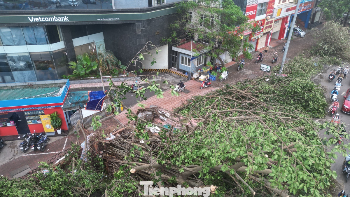 Lối đi chính bị hẹp, hàng dài xe phải leo lên vỉa hè mong thoát tắc