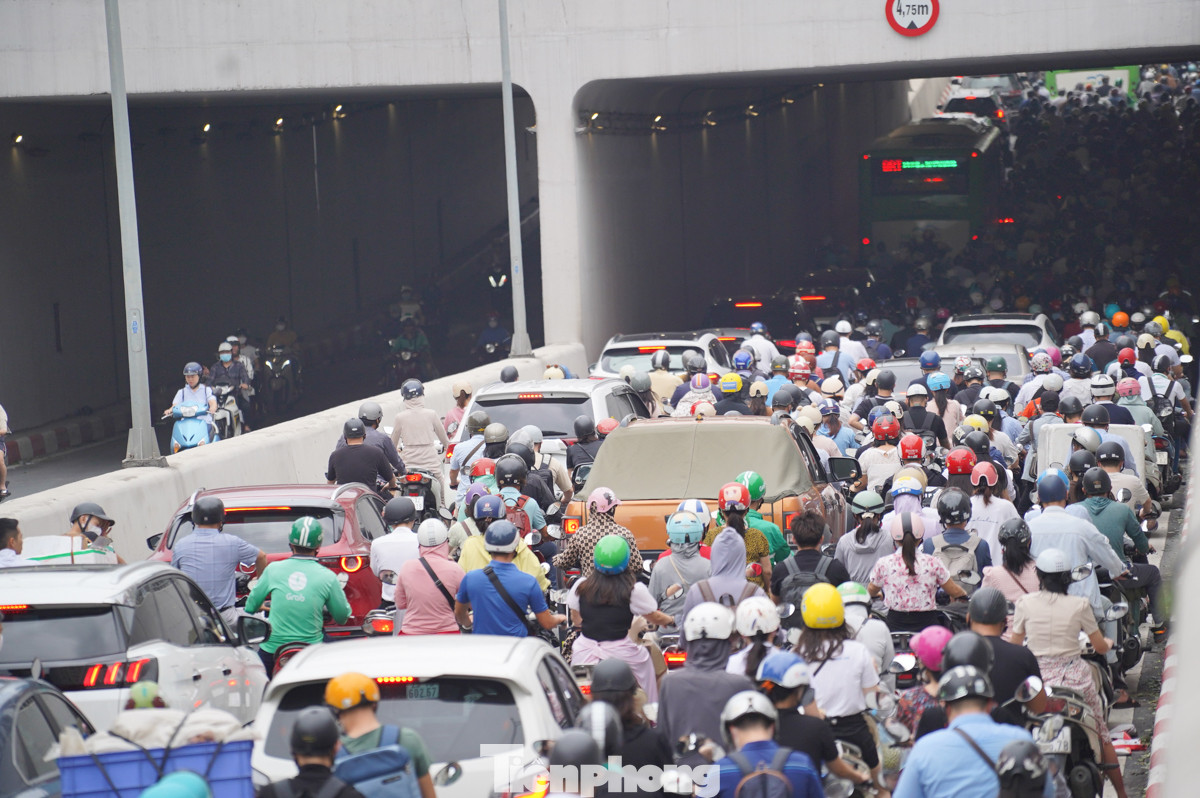 Hầm chui Tố Hữu tắc cứng lúc 7h30.