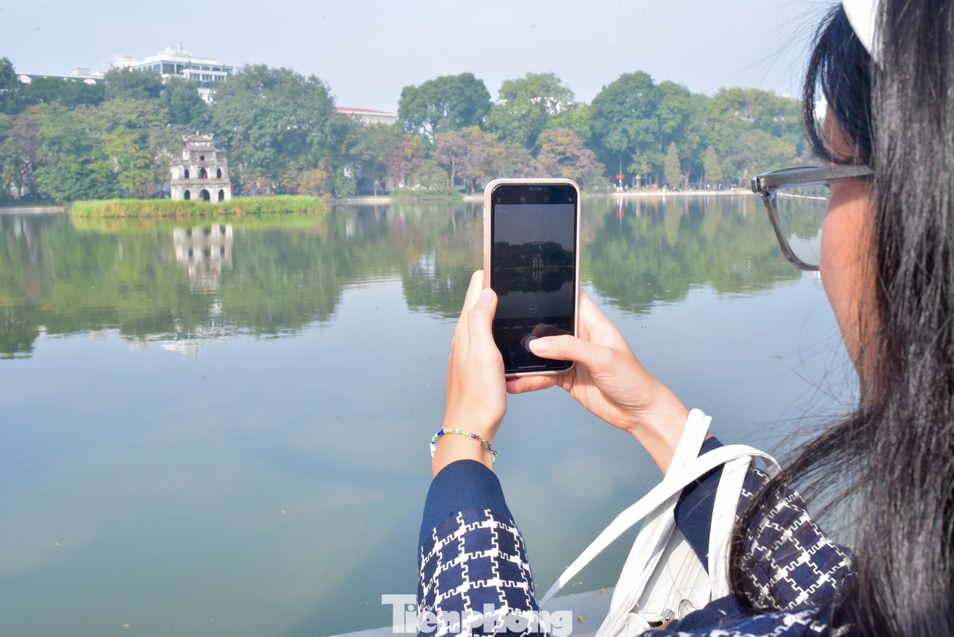 "Ngày đầu năm, điều không thể bỏ qua là chụp ảnh với Tháp Rùa hồ Gươm, một biểu tượng văn hoá của Hà Nội", chị Nguyễn Kim Anh (quận Hoàn Kiếm) chia sẻ.