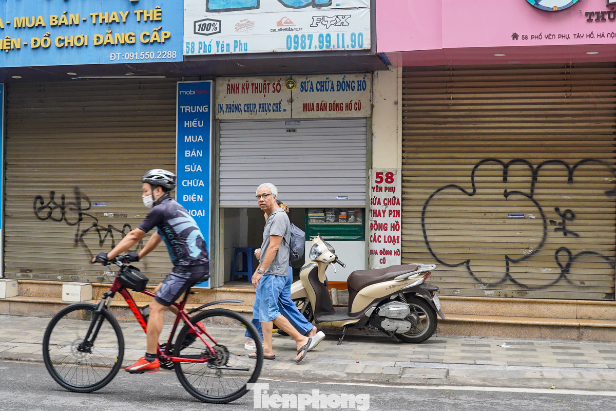 Tại đường Yên Phụ (phường Yên Phụ, quận Tây Hồ) gần như ở bất cứ đâu, bất cứ con đường nào, cửa cuốn hay bức tường… chỉ cần có 1 khoảng trống là sẽ trở thành “khung tranh” của những nét vẽ phun sơn.