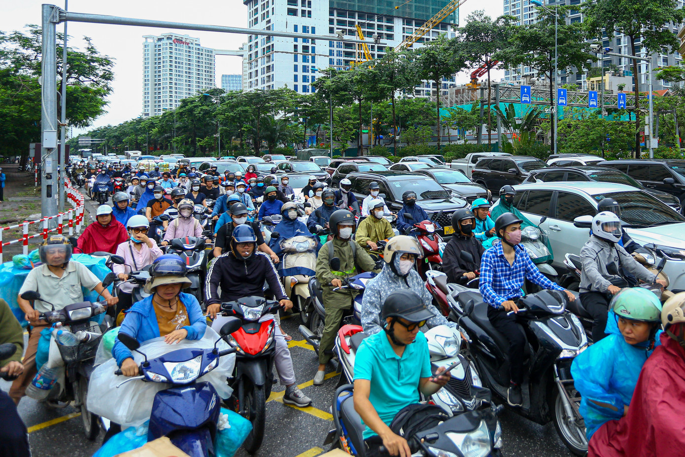 Giao thông đông đúc trên đường Võ Chí Công sáng nay.