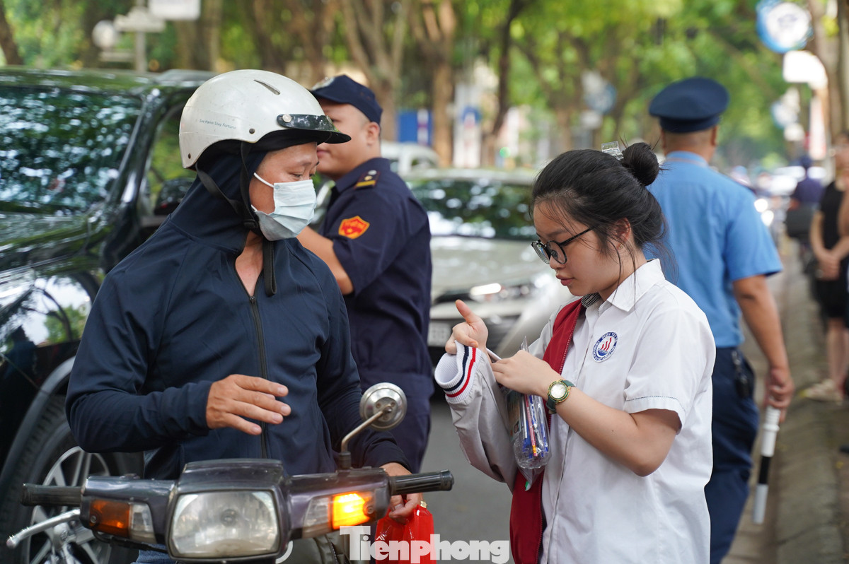 Kỳ thi tuyển sinh lớp 10 Hà Nội diễn ra từ ngày 8-9/6 tại 201 điểm thi với 3 bài thi. Sở GD&amp;ĐT Hà Nội thông tin, trong ngày đăng kí dự thi, có hơn 105.000 thí sinh có mặt, đạt tỉ lệ 99,34%.