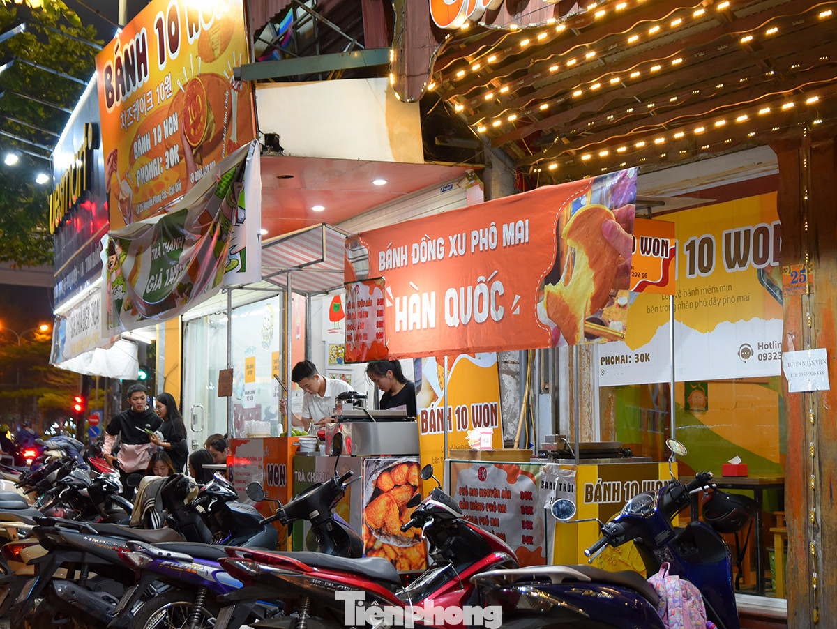 Hai quán bánh đồng xu phô mai tại phố Nguyễn Phong Sắc (quận Cầu Giấy) đều rơi vào khung cảnh vắng khách.