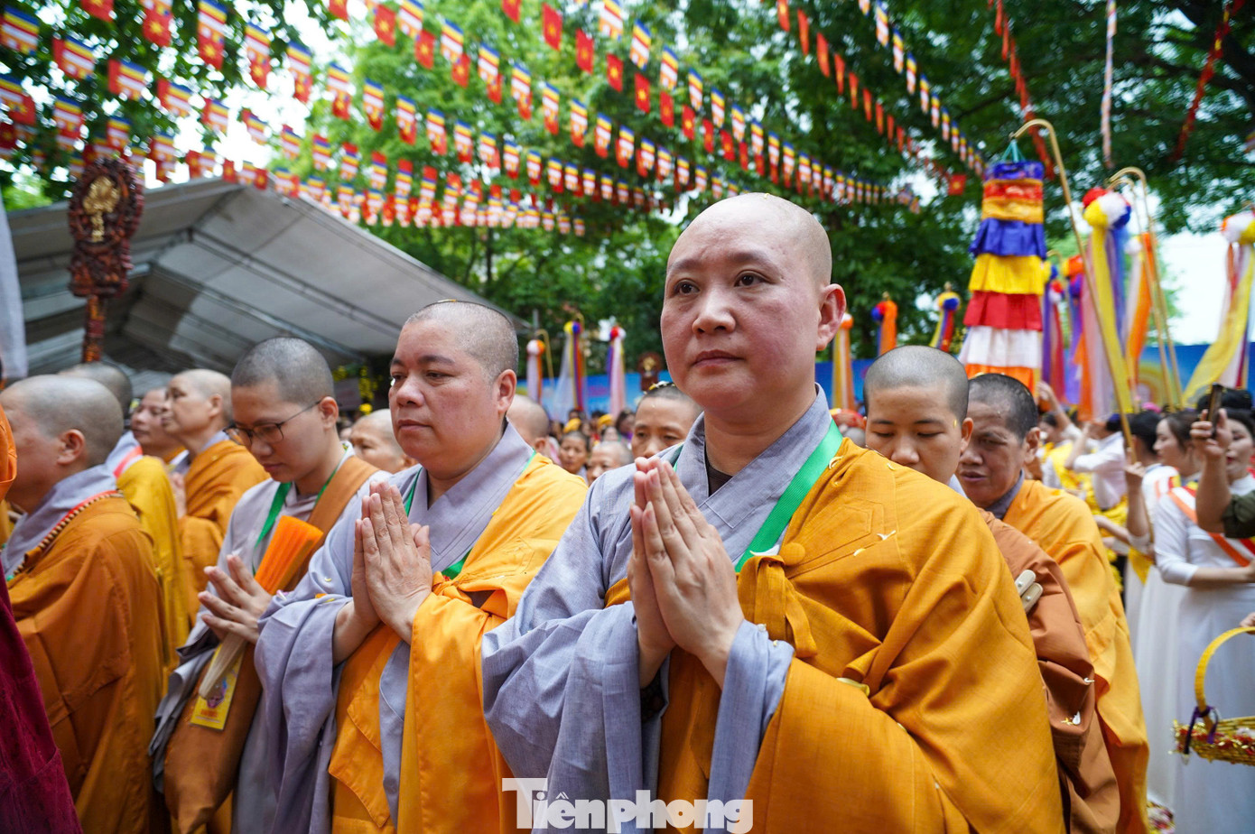 Nghi lễ cung nghinh xá lợi Đức Phật diễn ra trong không khí trang nghiêm.