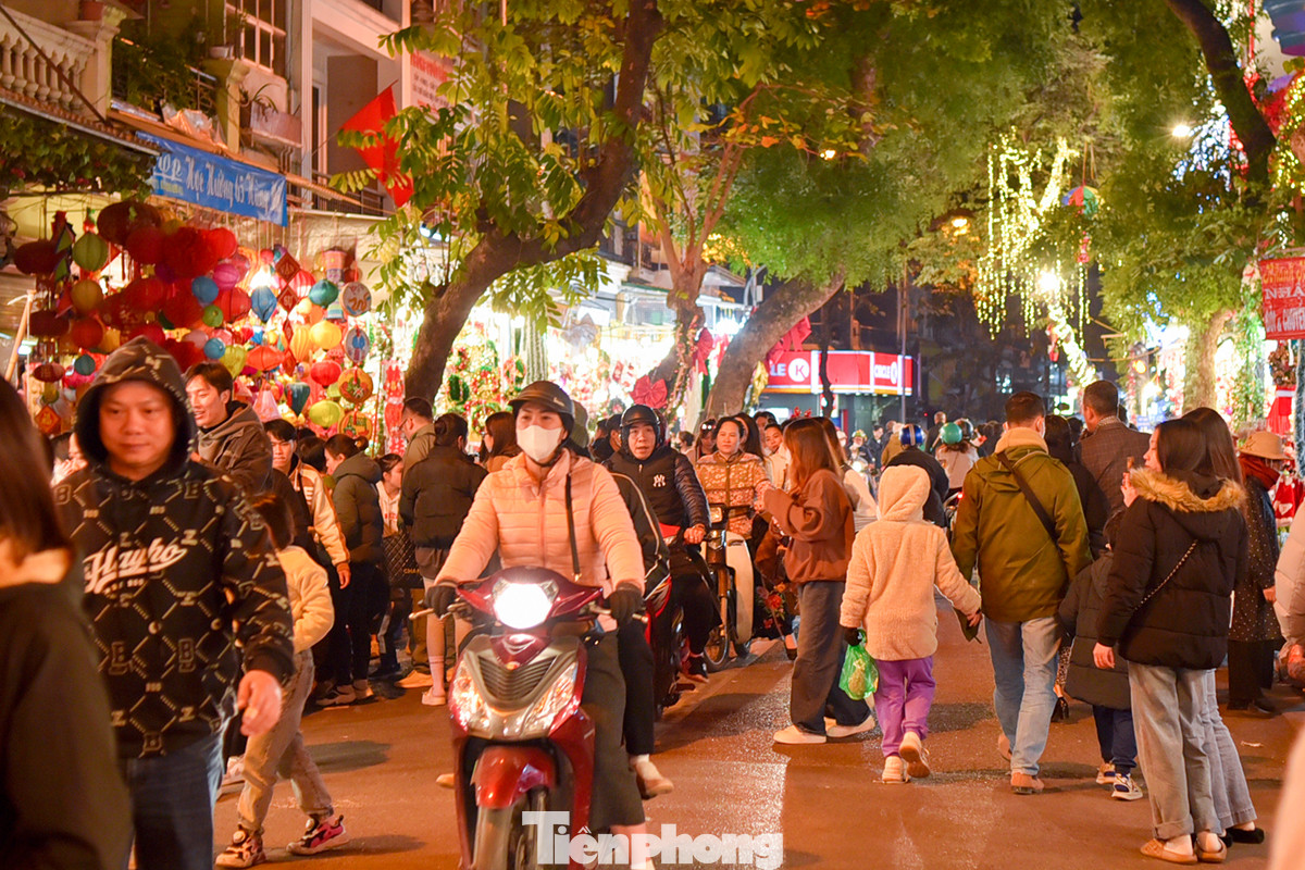 Ghi nhận tại phố Hàng Mã lúc 21 giờ, không khí nơi đây có phần ảm đạm.