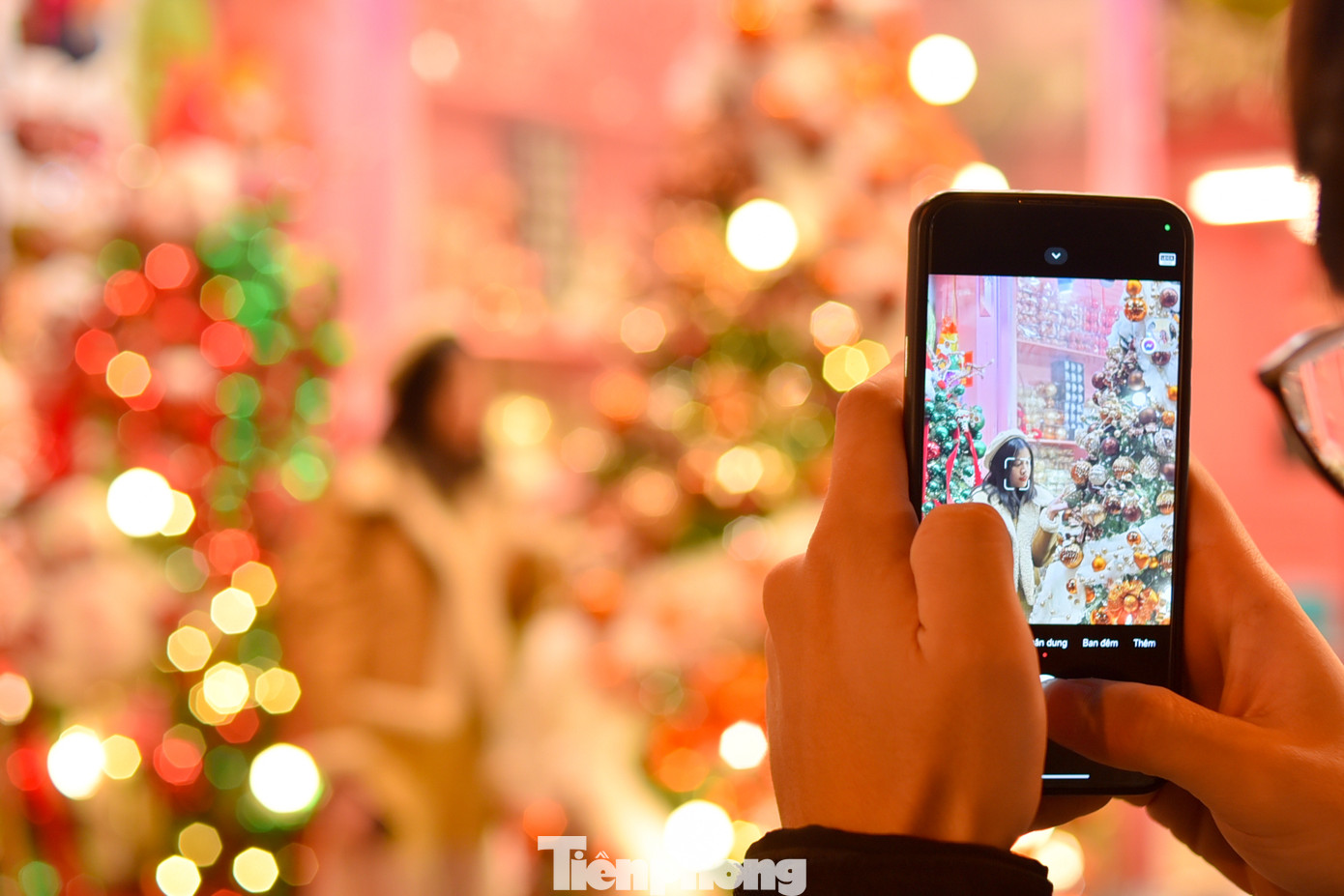 Lễ giáng sinh đúng vào cuối tuần giúp cho nhiều người có thời gian ở bên gia đình, bạn bè và người mình yêu thương.