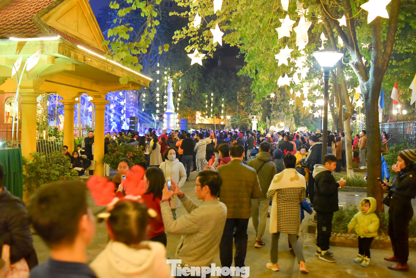 Dịp Giáng sinh năm nay rơi vào thời điểm cuối tuần nên lượng giáo dân và du khách đổ về đông hơn dự kiến.
