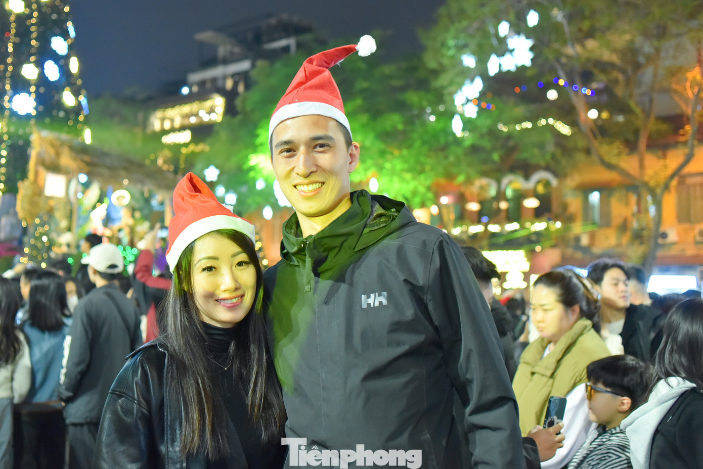 Các bạn trẻ tay trong tay ghi lại những khảnh khắc đáng nhớ trong đêm Noel.