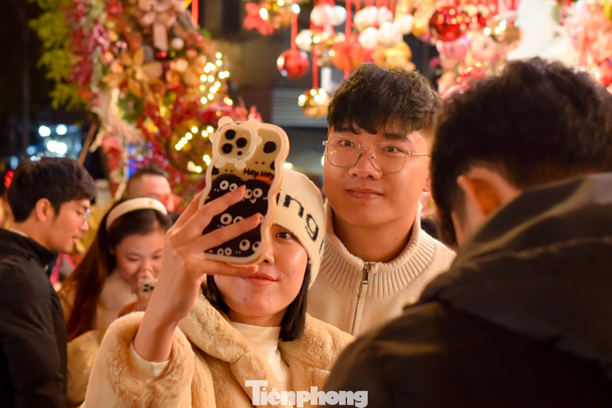 "Hôm nay là cuối tuần, đúng dịp lễ Giáng sinh, nên mình dẫn bạn gái lên đây, so với mọi ngày thì không khí có vẻ vắng hơn, mình vừa đi qua Nhà Thờ Lớn mà đông nghẹt, không có lối vào", bạn Lê Việt Dũng chia sẻ.