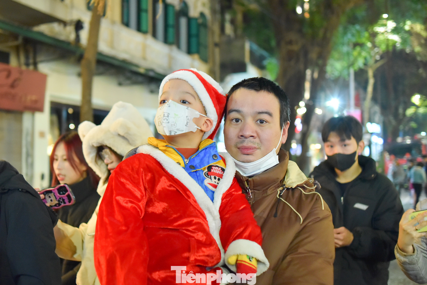 Dù đông đúc nhưng nhiều phụ huynh vẫn dẫn con trẻ đến Nhà Thờ Lớn để trải nghiệm không khí Giáng sinh.