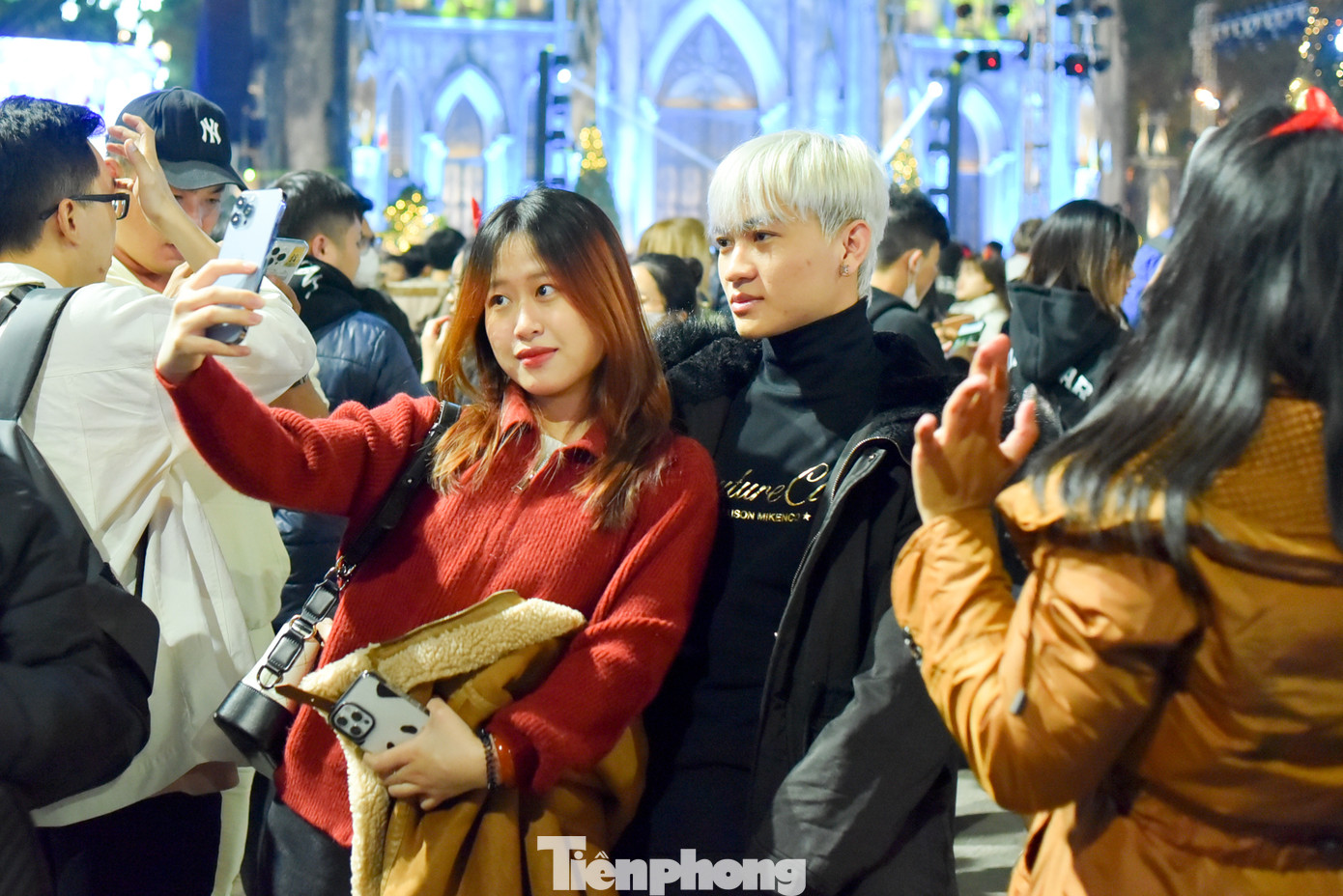 Các bạn trẻ tay trong tay ghi lại những khảnh khắc đáng nhớ trong đêm Noel.