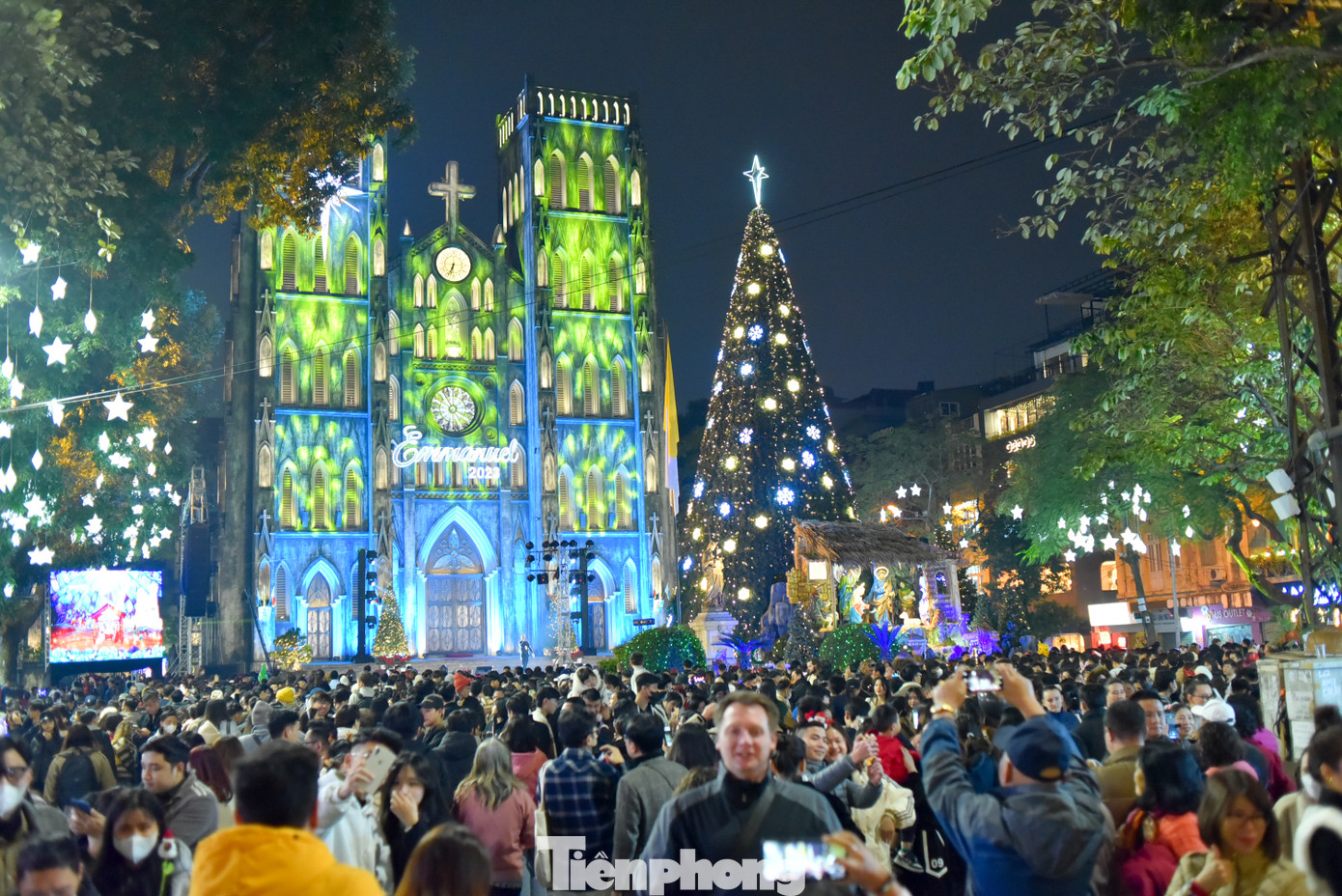 Tối 24/12, Hà Nội đón Giáng sinh trong rét ngọt, càng về đêm nhiệt độ càng giảm xuống dưới 15 độ C. Theo ghi nhận PV Tiền Phong, tại khu vực Nhà Thờ Lớn (quận Hoàn Kiếm) rất đông người đổ về chơi Noel, chụp ảnh với cây thông khổng lồ.