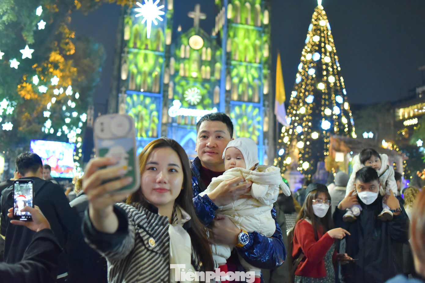 Dù đông đúc nhưng nhiều phụ huynh vẫn dẫn con trẻ đến Nhà Thờ Lớn để trải nghiệm không khí Giáng sinh.