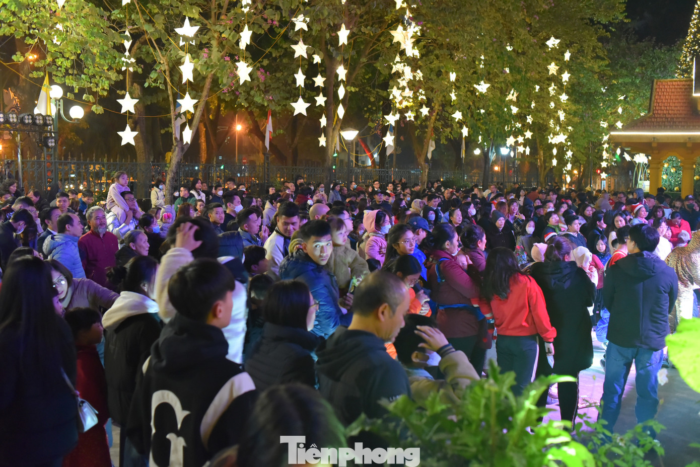 Dịp Giáng sinh năm nay rơi vào thời điểm cuối tuần nên lượng giáo dân và du khách đổ về đông hơn dự kiến.