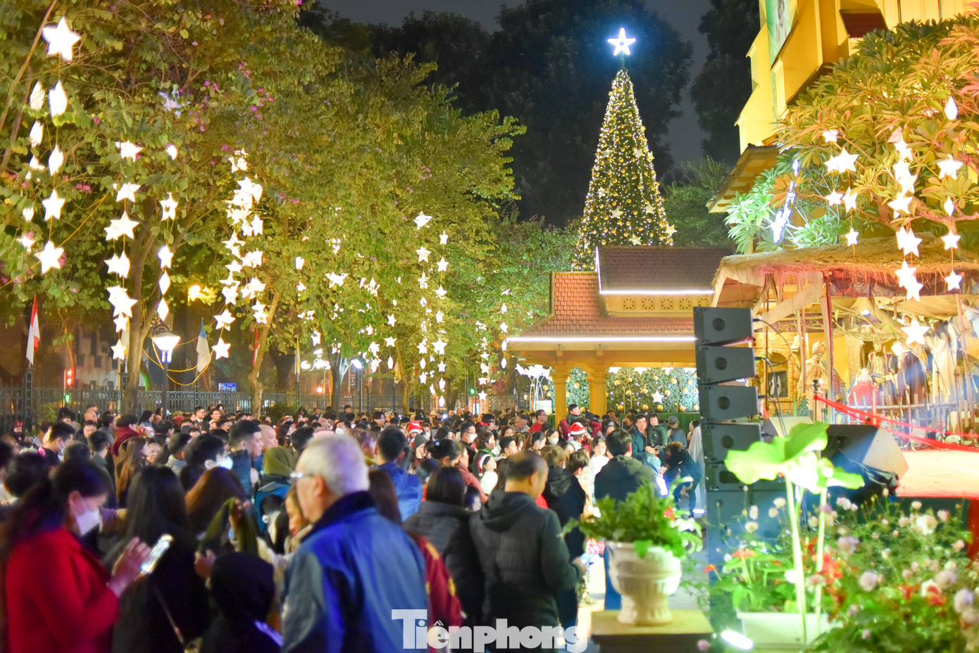 Cùng thời điểm tại nhà thờ Cửa Bắc (quận Ba Đình), từ 19 giờ rất đông người đến đây để thưởng thức những tiết mục biểu diễn trong ngày Giáng sinh.