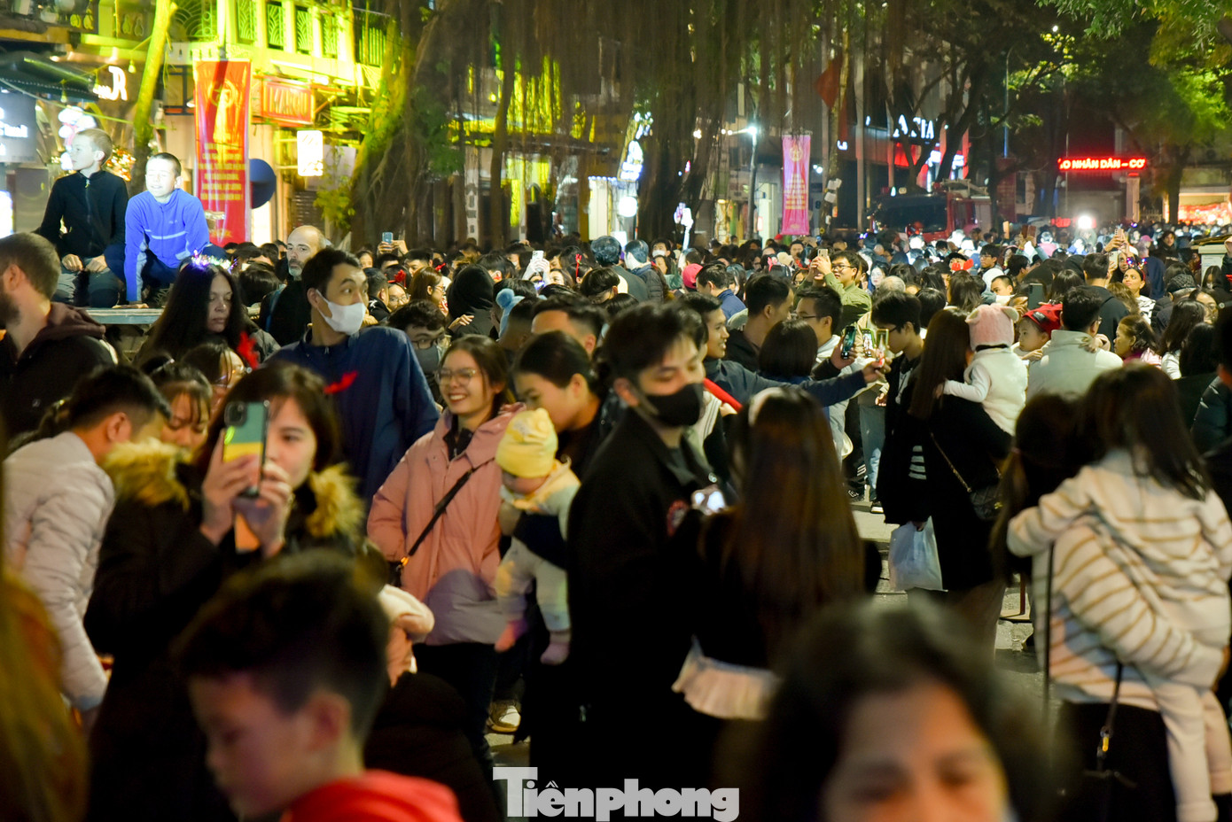 Biển người đông đúc, tất cả các con đường dẫn tới Nhà Thờ Lớn đều trong trình trạng tắc nghẽn.