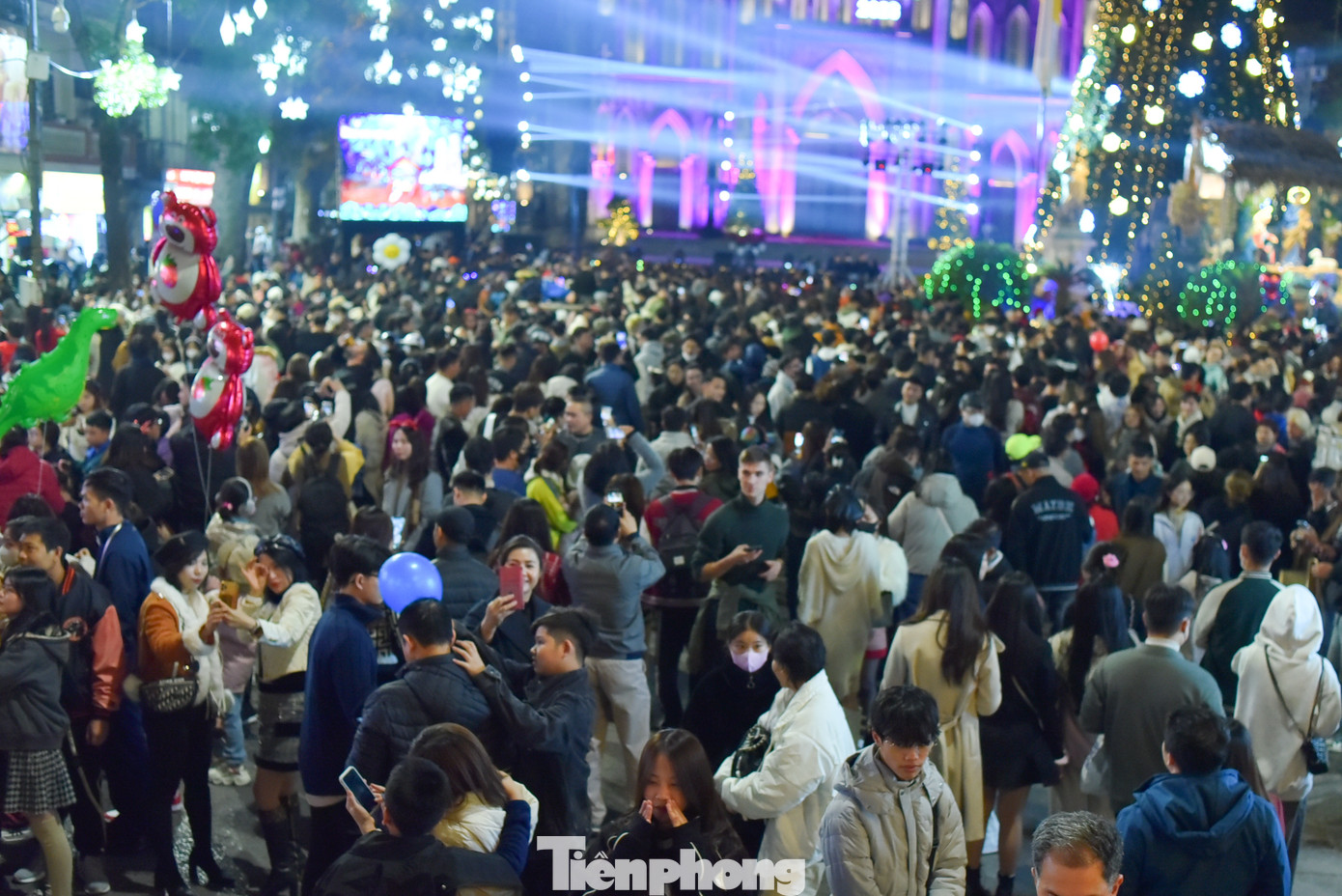 Lượng người đổ về tăng đột biến, chen chúc tìm chỗ đứng chờ thời khắc Chúa sinh ra đời.