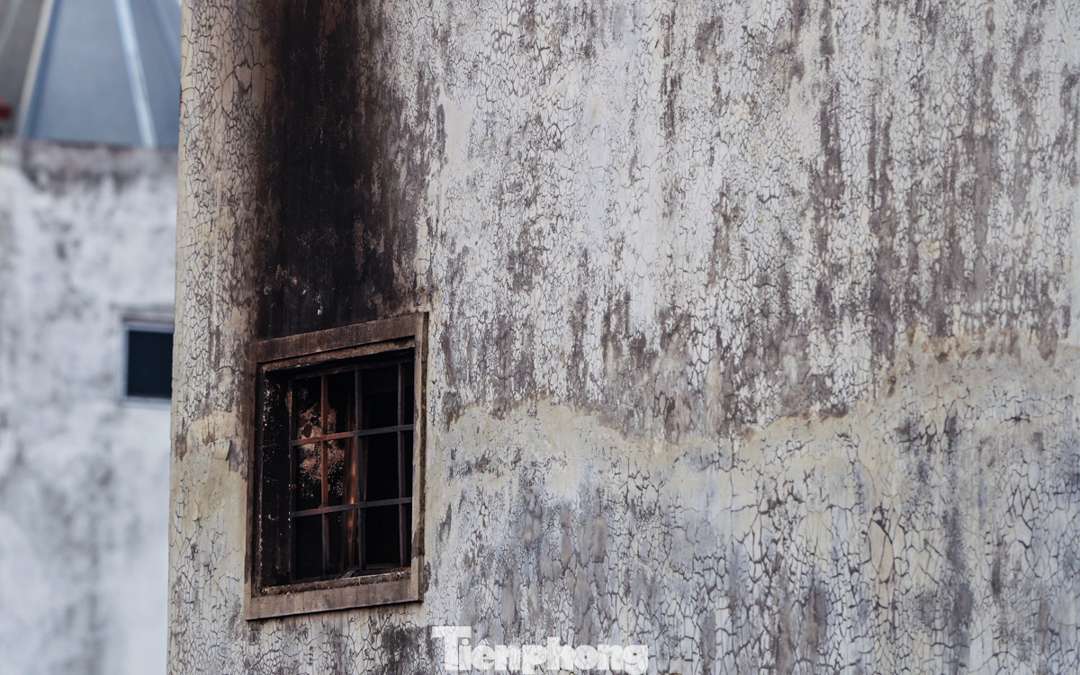 Khung cửa sổ tại hiện trường bị ám khói và cháy đen.