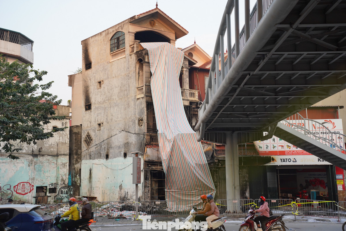 Sáng nay, theo quan sát tại hiện trường, lực lượng chức năng đã phong tỏa toàn bộ khu vực và căng bạt xung quanh ngôi nhà 3 tầng bị cháy trên đường Phạm Văn Đồng. Các hoạt động điều tra nguyên nhân vụ việc đang được khẩn trương triển khai.