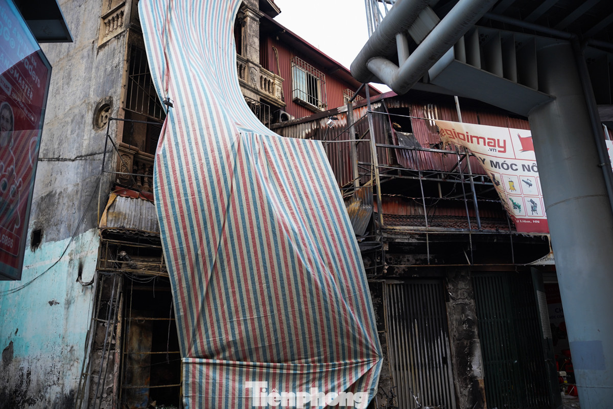 Mặt trước ngôi nhà bị cháy đen, khung sắt cong vênh.