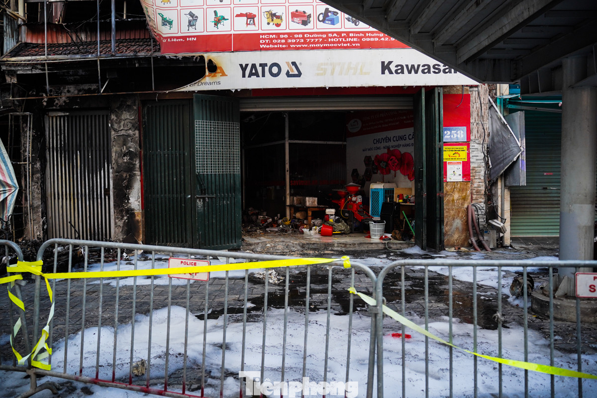 Hiện tại, lực lượng chức năng đã dựng hàng rào bảo vệ xung quanh hiện trường/.