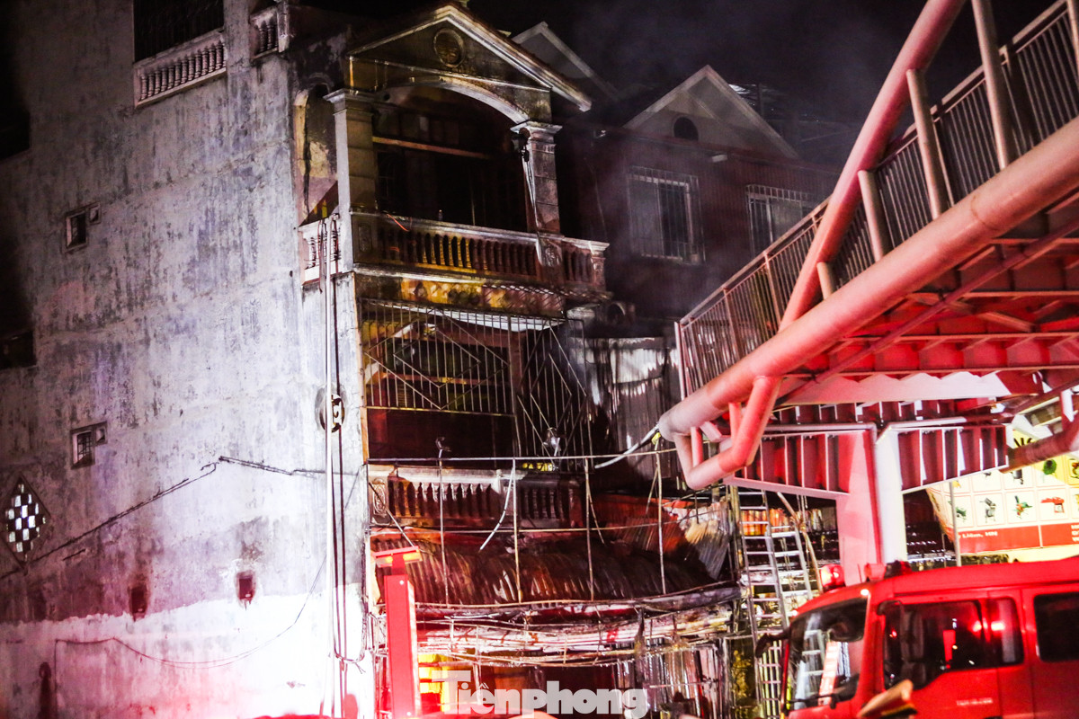 Khoảng 23h ngày 18/12, lửa bùng lên từ ngôi nhà ba tầng một tum cũng là quán cà phê hát cho nhau nghe ở số 258 đường Phạm Văn Đồng, phường Cổ Nhuế 2, quận Bắc Từ Liêm. Ngôi nhà rộng khoảng 40 m2, nhìn ra cầu vượt đường Phạm Văn Đồng, phía trước là vỉa hè rộng đang để khoảng 5-6 xe máy và một ôtô. Bên phải là bãi đất trống có ba ô tô đậu, bên trái là xưởng cơ khí một tầng lợp mái tôn.