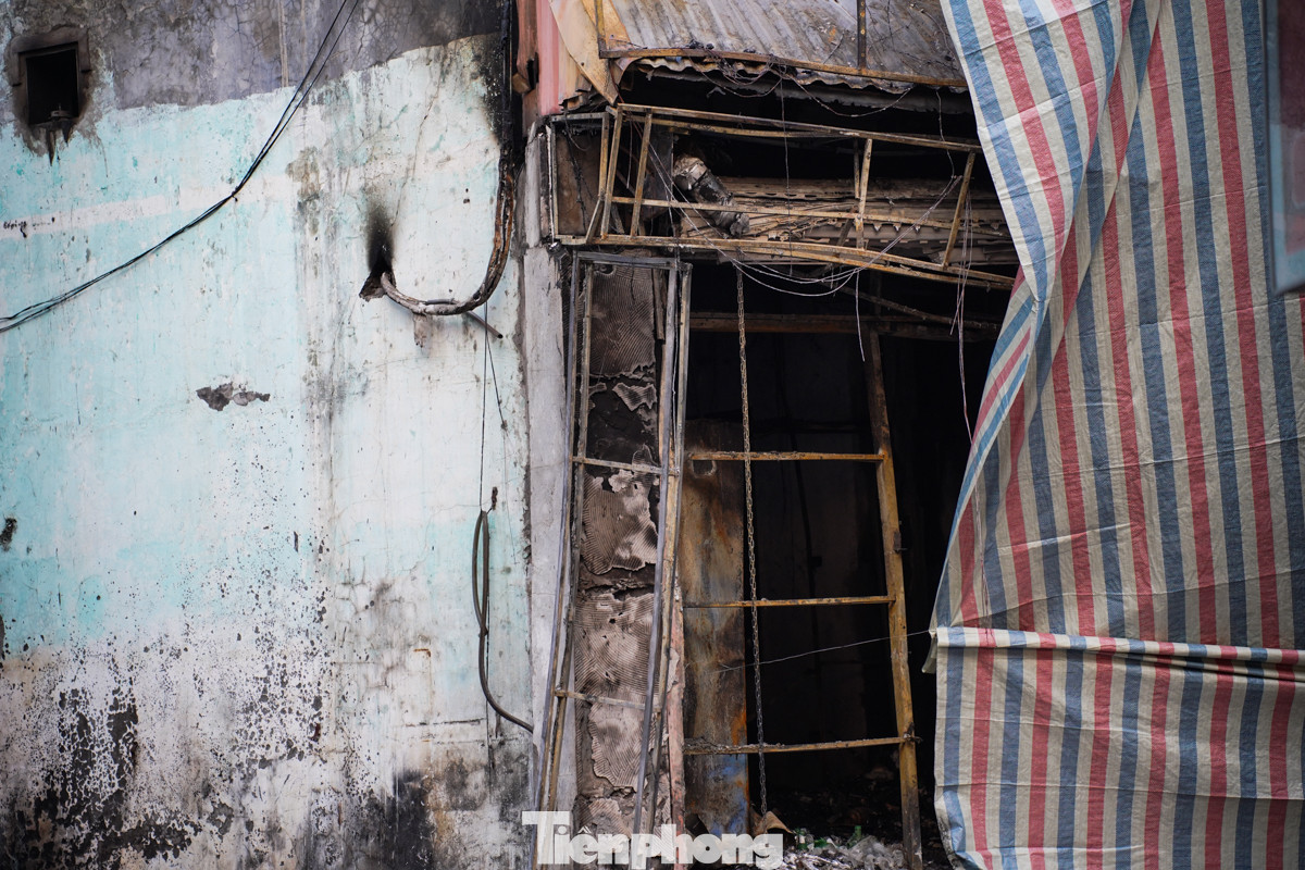 Mặt trước ngôi nhà bị cháy đen, khung sắt cong vênh.