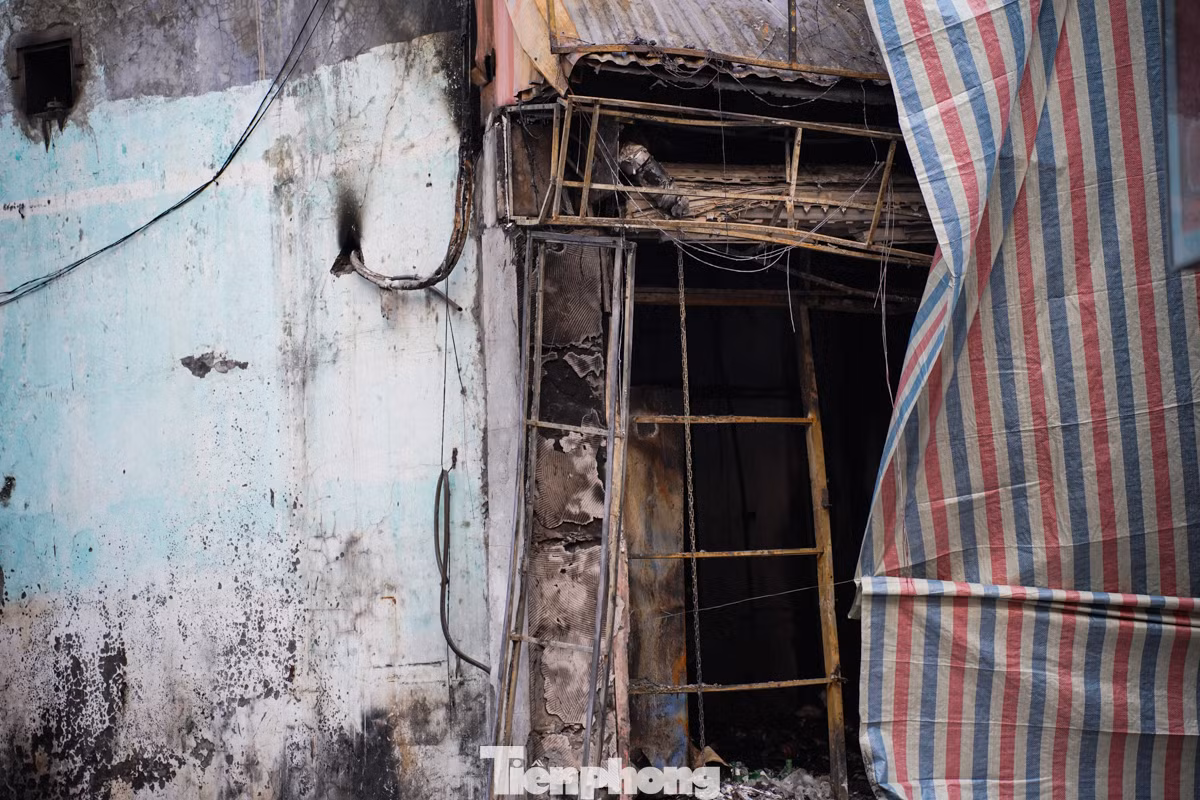 Mặt trước ngôi nhà bị cháy đen, khung sắt cong vênh.
