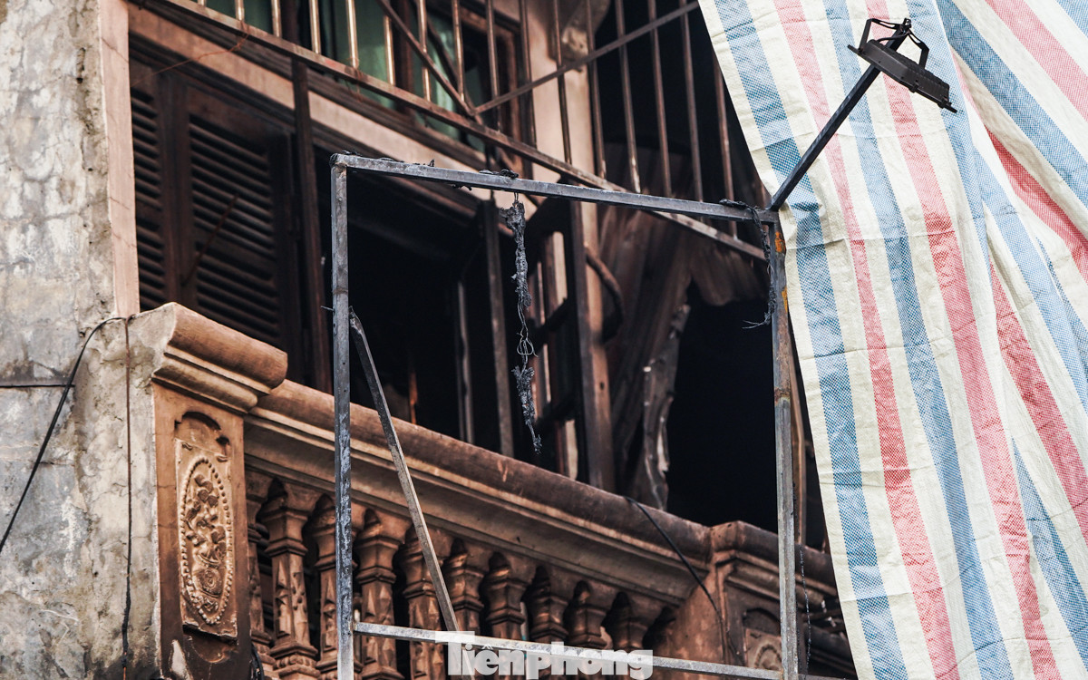 Mặt trước ngôi nhà bị cháy đen, khung sắt cong vênh.