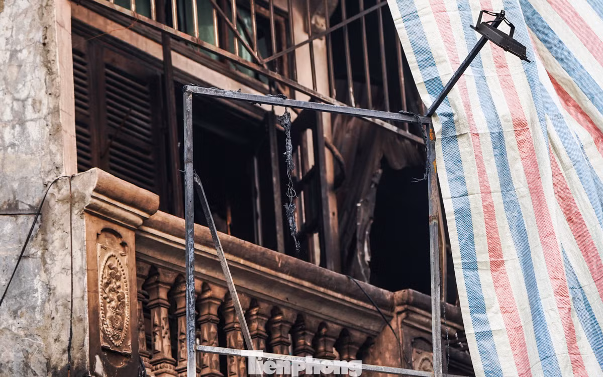 Mặt trước ngôi nhà bị cháy đen, khung sắt cong vênh.
